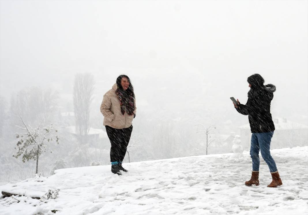 Beklenen kar yağışı başladı, trafik aksıyor 31